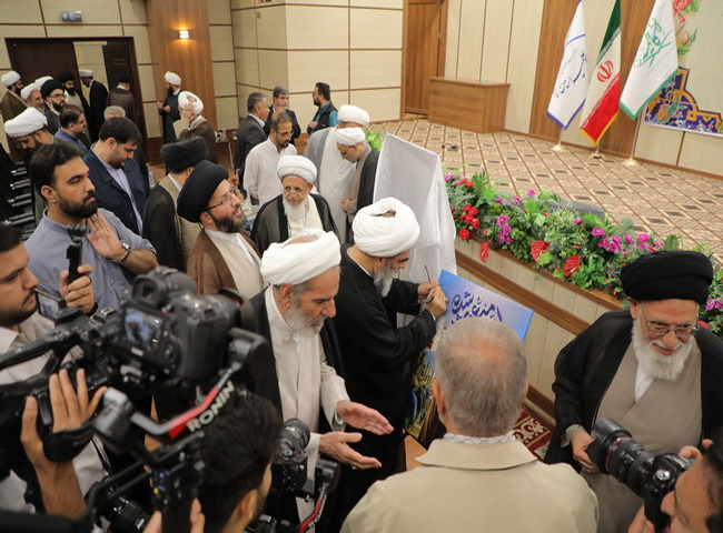 رونمایی از کتابها در همایش تجلیل از ممتازین حوزه علمیه یزد
