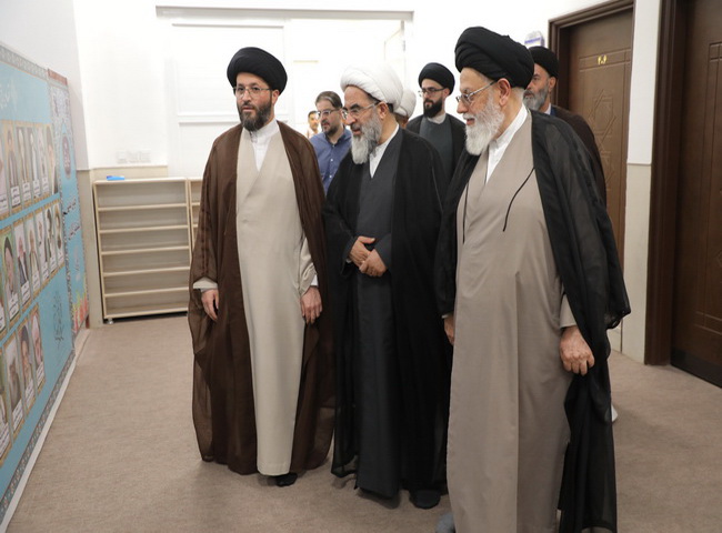 بازدید از نمایشگاه  آثار علمی کتابهای حضرت آیت الله فاضل لنکرانی در یزد