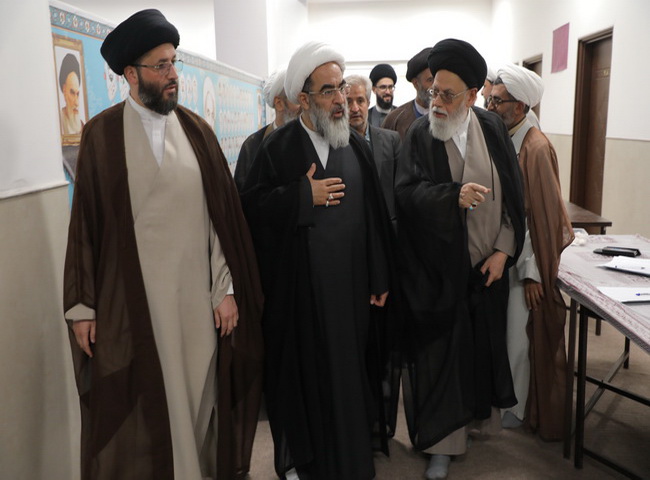 بازدید از نمایشگاه  آثار علمی کتابهای حضرت آیت الله فاضل لنکرانی در یزد