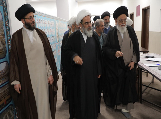 بازدید از نمایشگاه  آثار علمی کتابهای حضرت آیت الله فاضل لنکرانی در یزد