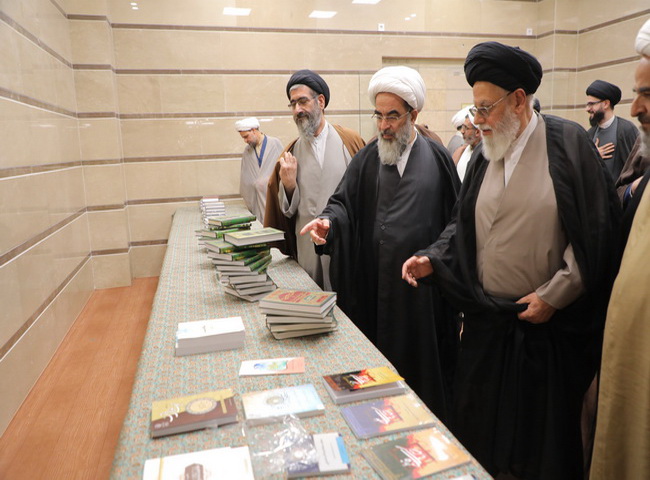 بازدید از نمایشگاه  آثار علمی کتابهای حضرت آیت الله فاضل لنکرانی در یزد