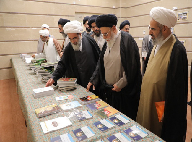 بازدید از نمایشگاه  آثار علمی کتابهای حضرت آیت الله فاضل لنکرانی در یزد