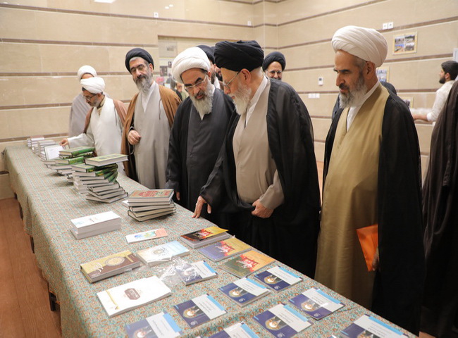 بازدید از نمایشگاه  آثار علمی کتابهای حضرت آیت الله فاضل لنکرانی در یزد