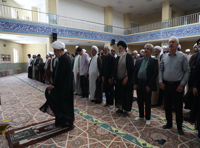 اقامه نماز در مسجد امام کاظم(ع)