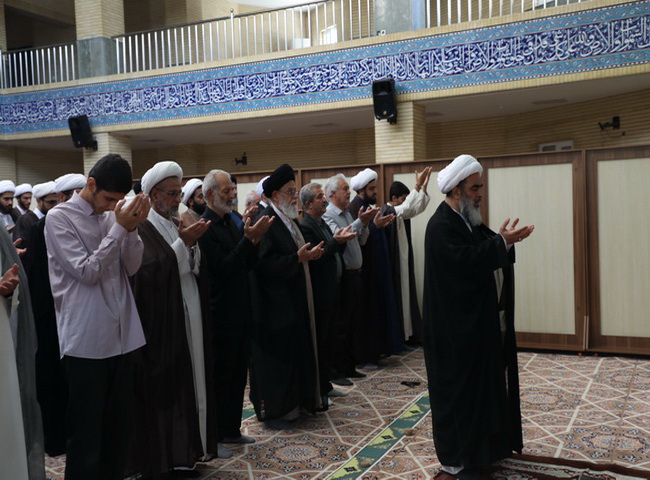اقامه نماز در مسجد امام کاظم(ع)