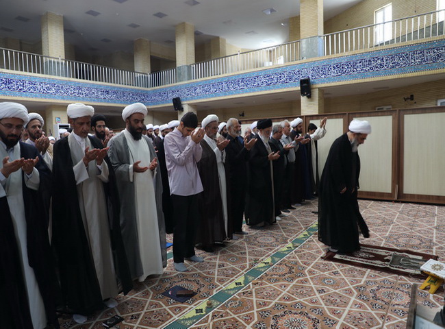 اقامه نماز در مسجد امام کاظم(ع)