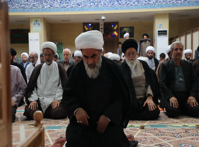 اقامه نماز در مسجد امام کاظم(ع)