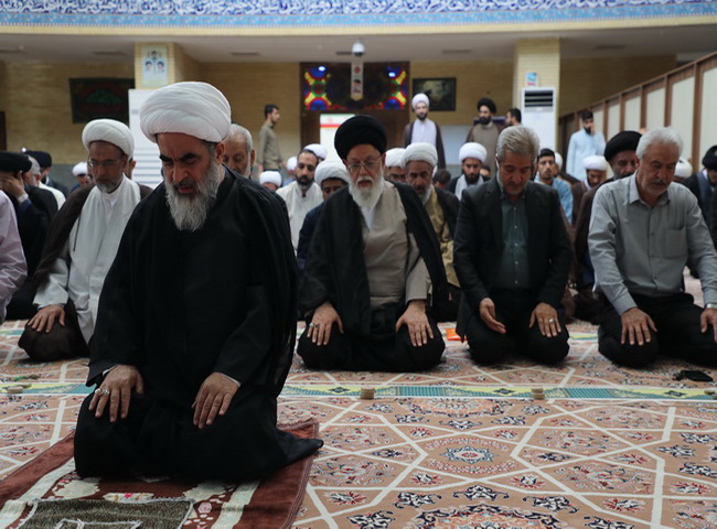 اقامه نماز در مسجد امام کاظم(ع)