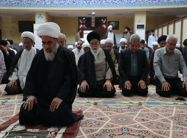 اقامه نماز در مسجد امام کاظم(ع)