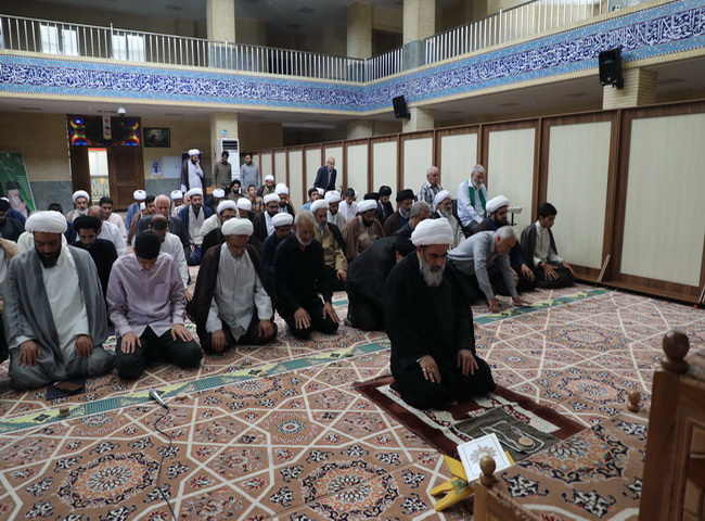 اقامه نماز در مسجد امام کاظم(ع)