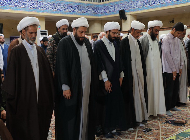 اقامه نماز در مسجد امام کاظم(ع)