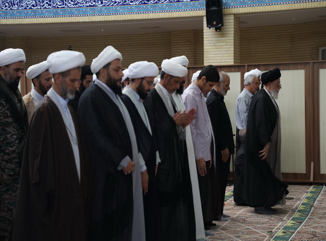 اقامه نماز در مسجد امام کاظم(ع)
