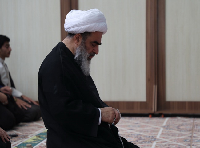 اقامه نماز در مسجد امام کاظم(ع)
