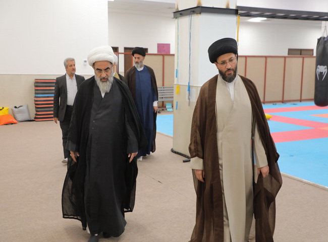 بازدید آیت‌الله فاضل لنکرانی از مخزن کتابخانه مدینة‌العلم کاظمیه یزد