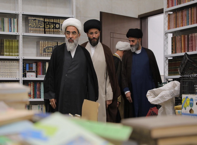 بازدید آیت‌الله فاضل لنکرانی از مخزن کتابخانه مدینة‌العلم کاظمیه یزد