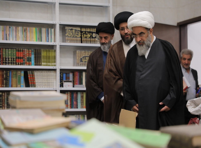 بازدید آیت‌الله فاضل لنکرانی از مخزن کتابخانه مدینة‌العلم کاظمیه یزد