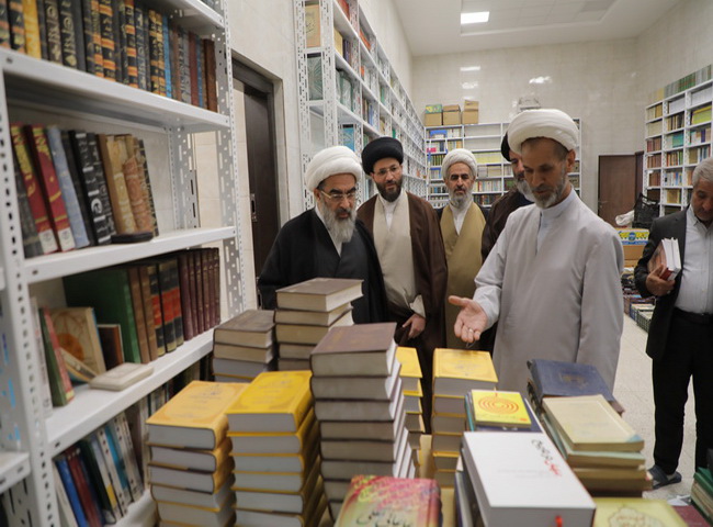 بازدید آیت‌الله فاضل لنکرانی از مخزن کتابخانه مدینة‌العلم کاظمیه یزد