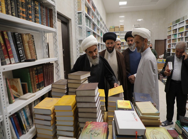 بازدید آیت‌الله فاضل لنکرانی از مخزن کتابخانه مدینة‌العلم کاظمیه یزد