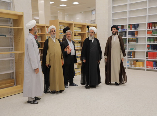 بازدید آیت‌الله فاضل لنکرانی از مخزن کتابخانه مدینة‌العلم کاظمیه یزد