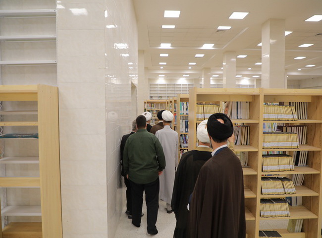 بازدید آیت‌الله فاضل لنکرانی از مخزن کتابخانه مدینة‌العلم کاظمیه یزد