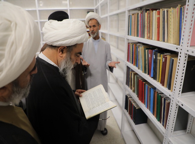 بازدید آیت‌الله فاضل لنکرانی از مخزن کتابخانه مدینة‌العلم کاظمیه یزد
