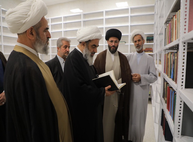 بازدید آیت‌الله فاضل لنکرانی از مخزن کتابخانه مدینة‌العلم کاظمیه یزد