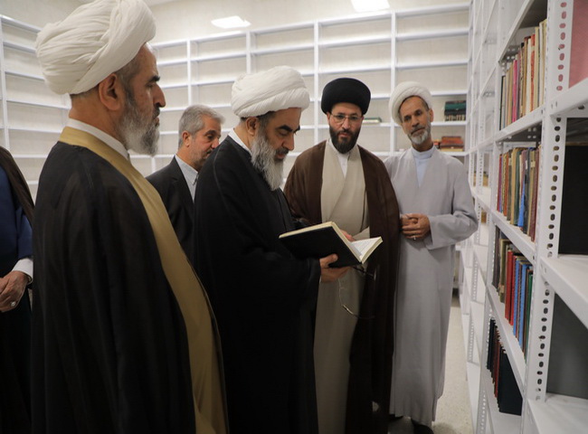 بازدید آیت‌الله فاضل لنکرانی از مخزن کتابخانه مدینة‌العلم کاظمیه یزد