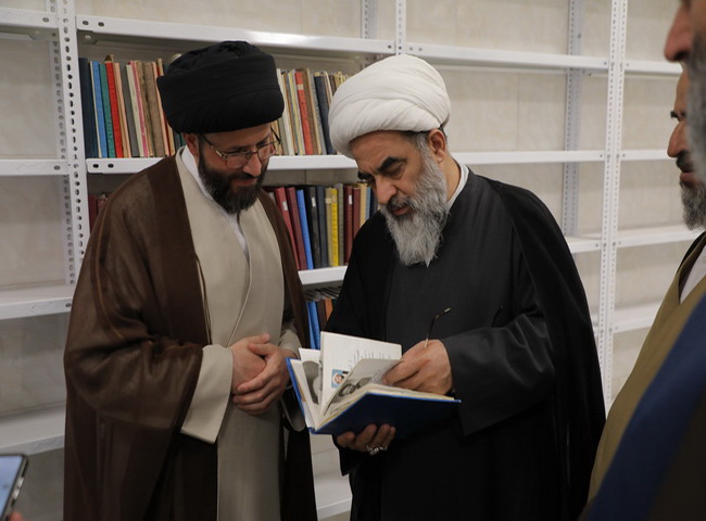 بازدید آیت‌الله فاضل لنکرانی از مخزن کتابخانه مدینة‌العلم کاظمیه یزد