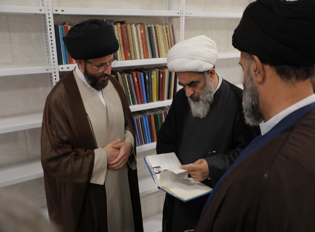 بازدید آیت‌الله فاضل لنکرانی از مخزن کتابخانه مدینة‌العلم کاظمیه یزد