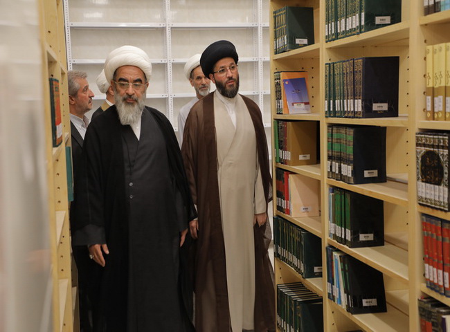 بازدید آیت‌الله فاضل لنکرانی از مخزن کتابخانه مدینة‌العلم کاظمیه یزد
