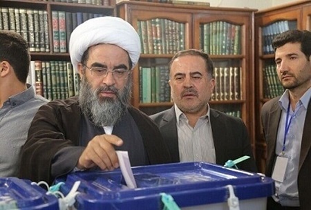 حضور در پای صندوقهای رأی به عنوان یک عمل واجب و یک وظیفه شرعی انجام میشود حضور در پای صندوقهای رأی به عنوان یک عمل واجب و یک وظیفه شرعی انجام میشود