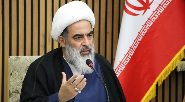 عَلَم اسلام بر دوش مردم انقلابی ایران 