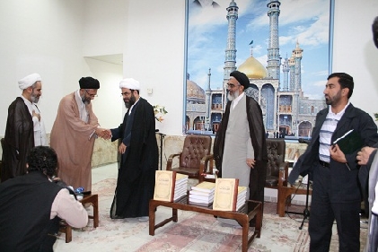 اهداء مخطوطات تفصیل الشریعة لمرجع الشيعة الفقید سماحة آیة الله العظمی الفاضل اللنکراني (قدس سره) إلی المکتبة المبارکة الخاصة بالسیدة المعصومة(علیها السلام)