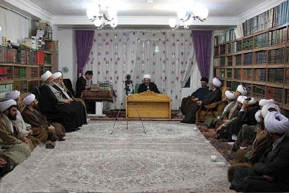 استاد انقلابی کسی است که درسش عمیق باشد