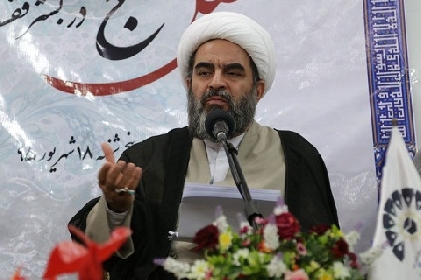 طبق آيه 34 سوره مبارکه انفال بايد کسي که متّقي است متولي مسجد الحرام باشد