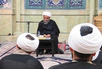 ما يتطلبه الإسلام من المرأة هو الحفاظ على كرامتها وعظمتها وجوهرها ، وان لا تتعرض للأذى ما امكن