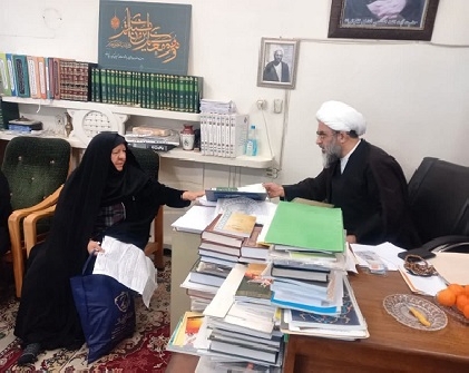 اهداء لوح تقدير به همسر شهيد والا مقام آقای محسن بهرامی(رحمه الله)